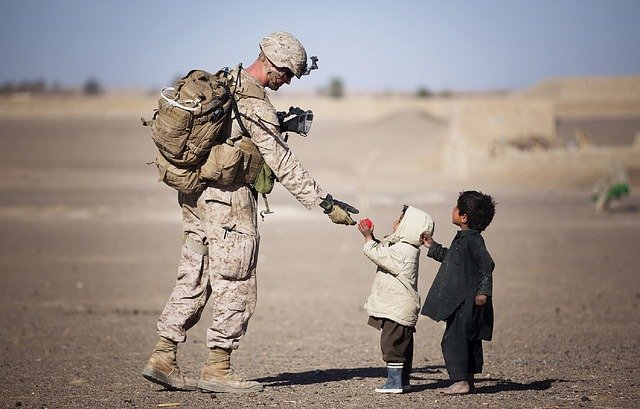Voják a děti