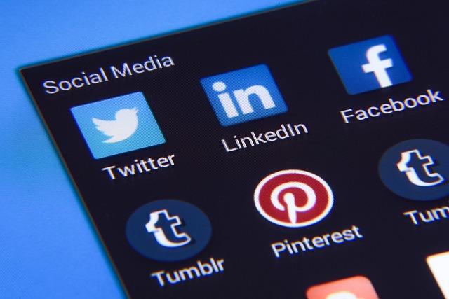 přístupy na sociální sítě z mobilu